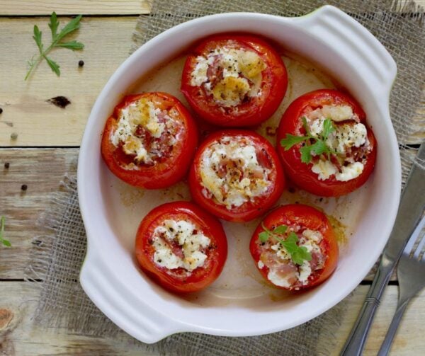 Pomidory faszerowane kaszą i fetą