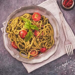 Makaron z pesto z rukoli i pomidorkami