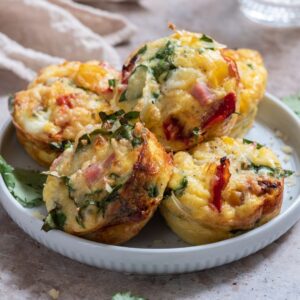 Muffinki jajeczne z szynką i serem