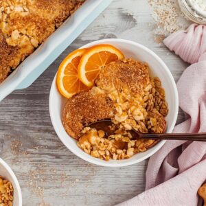 Pieczona owsianka z sosem pomarańczowo-cynamonowym